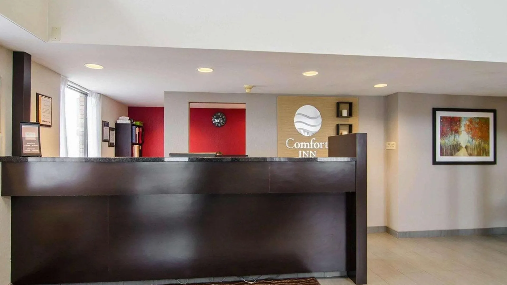 14 Airport Hotels Near Credit Union Centre That Deliver