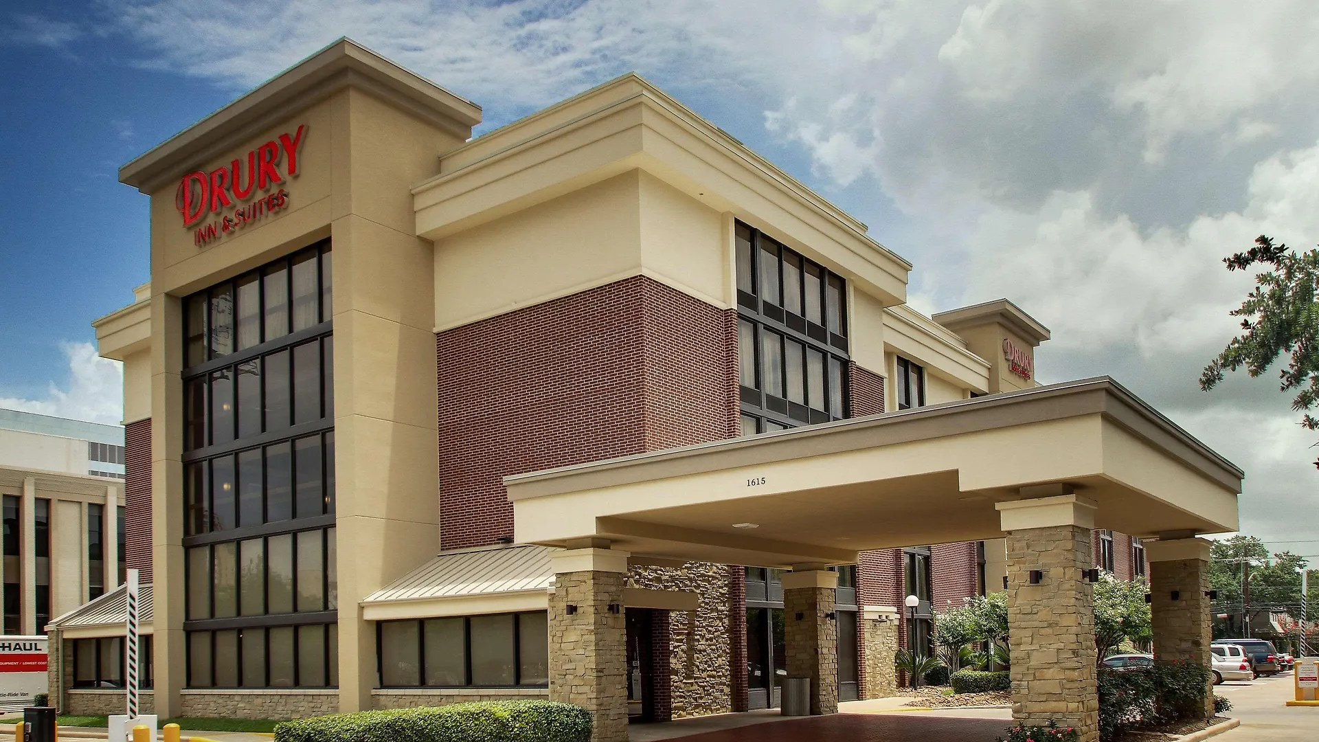 Staying In Uptown Houston: 13 Business Hotels Compared