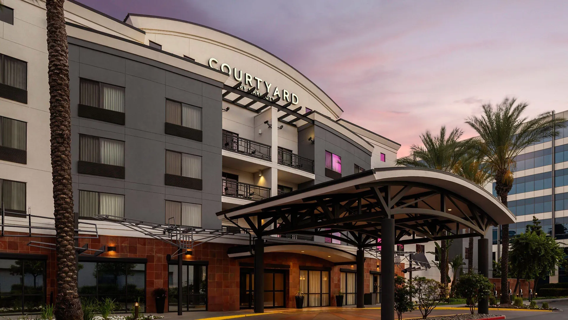 6 Business Hotels Close to Mann's Chinese Theatre in LA