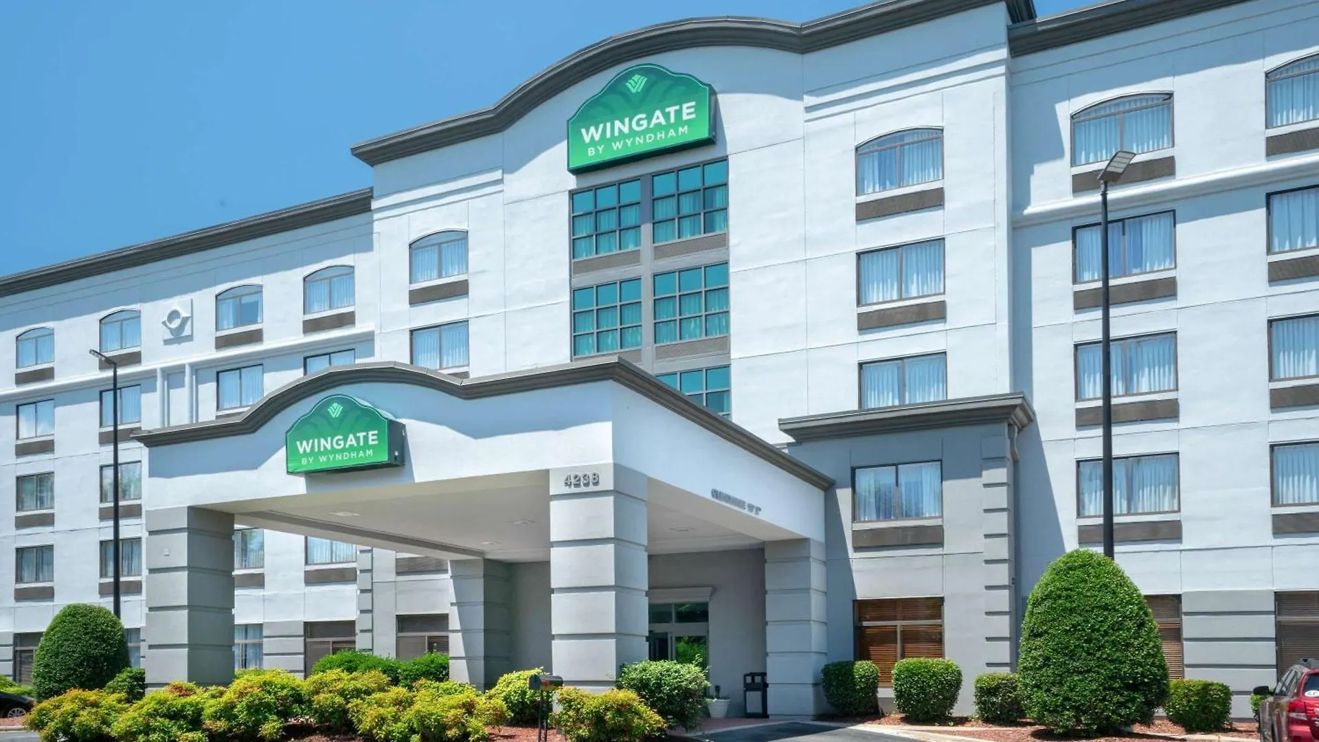 9 Business Hotels Near Carolinas Aviation Museum That Deliver