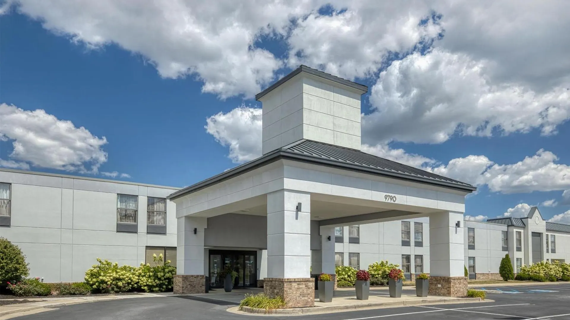 Where to Stay Near Hazel Landing Park: 9 Best Business Hotels