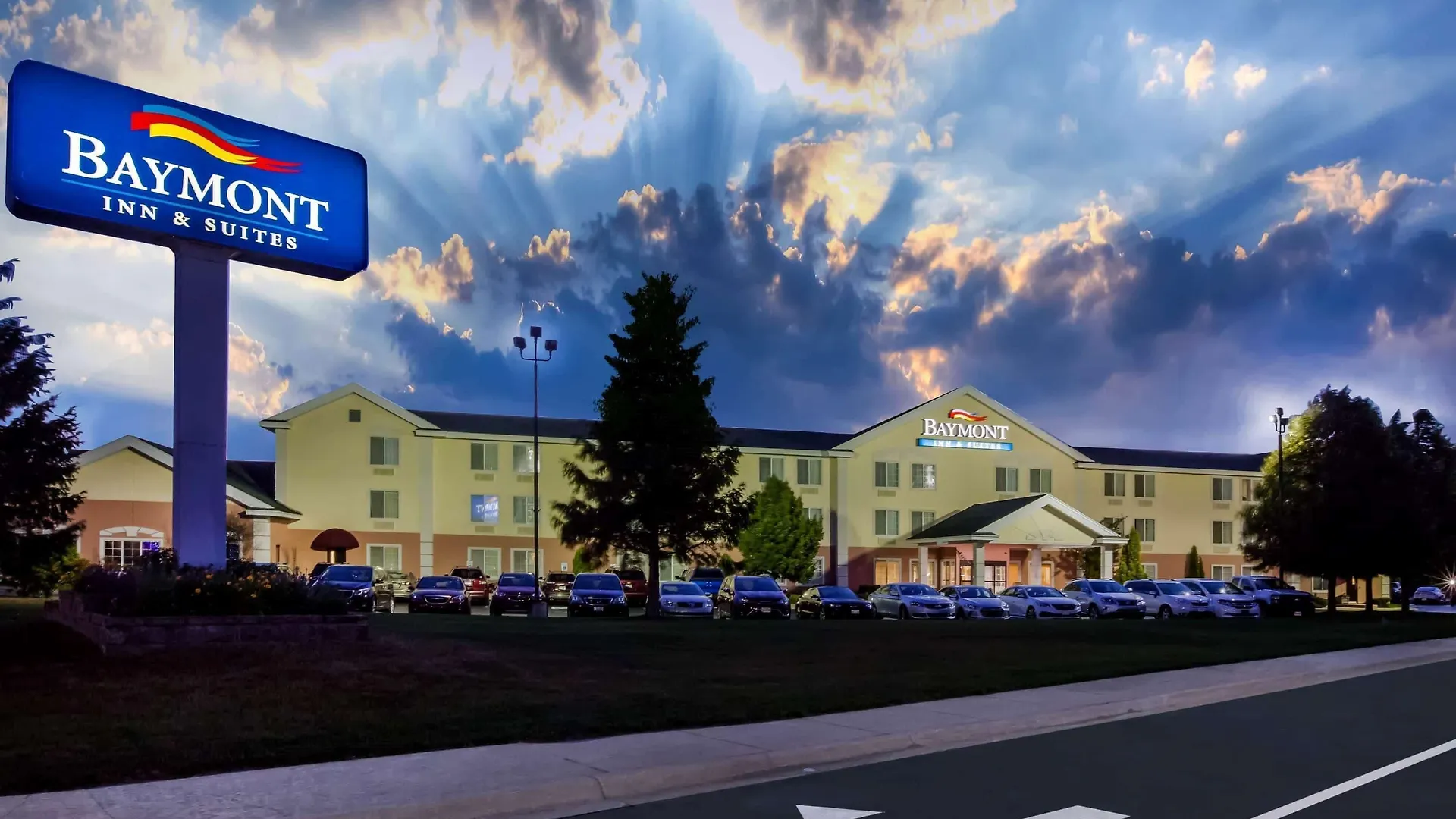 5 Smart Central Hotels Near Icebreaker Mackinaw Museum Worth Booking