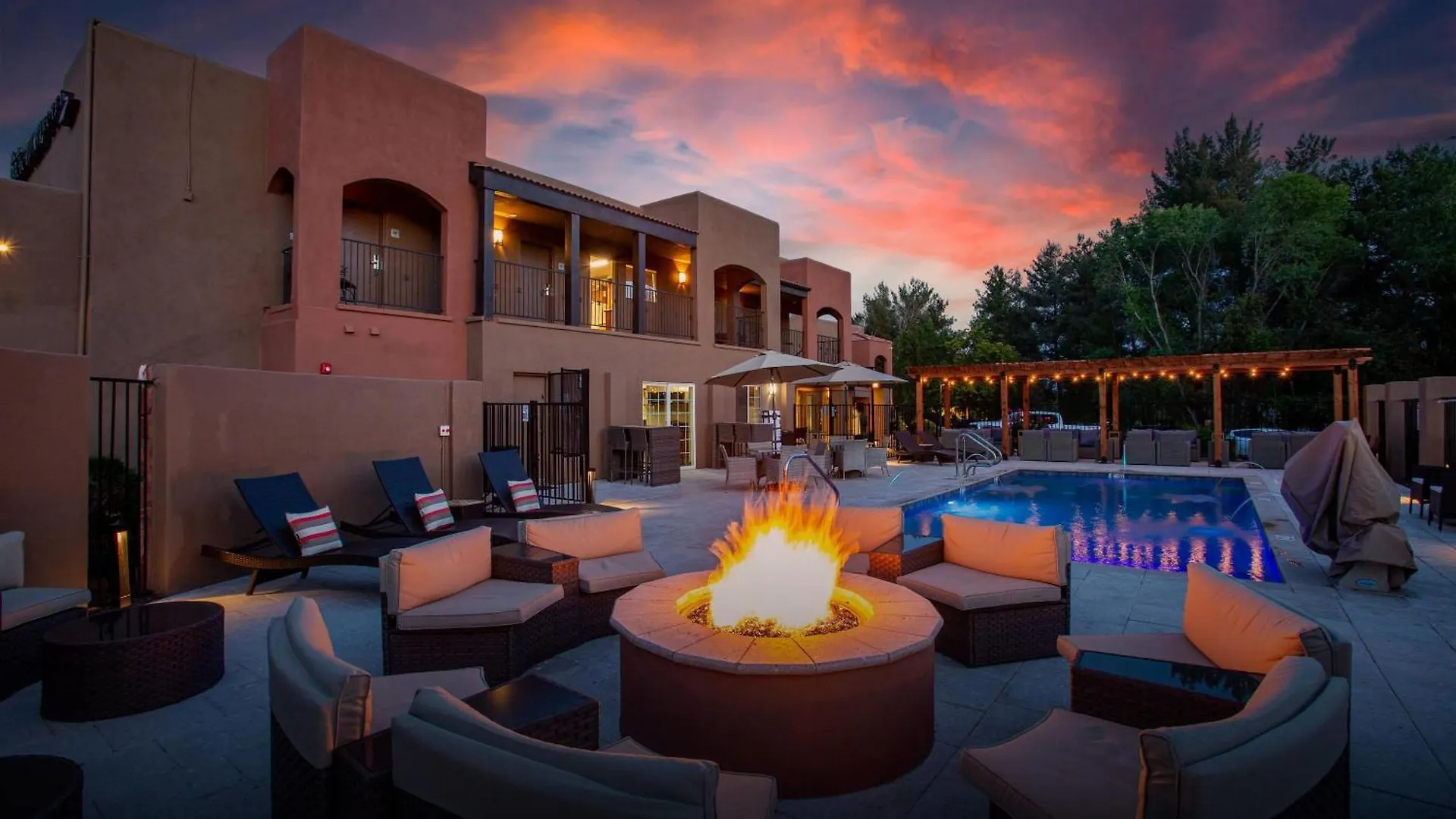 Staying Near Turquoise Tortoise Gallery: 5 Family Hotels Compared