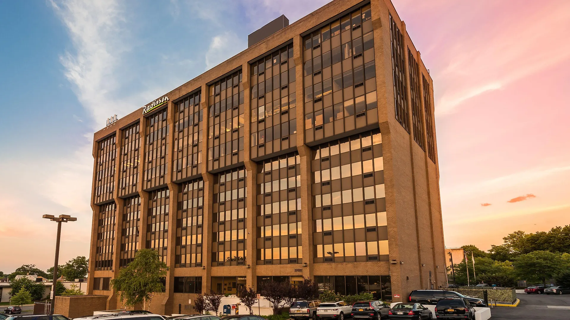 2 Hotels Near Glen Island Park That Deliver on Location