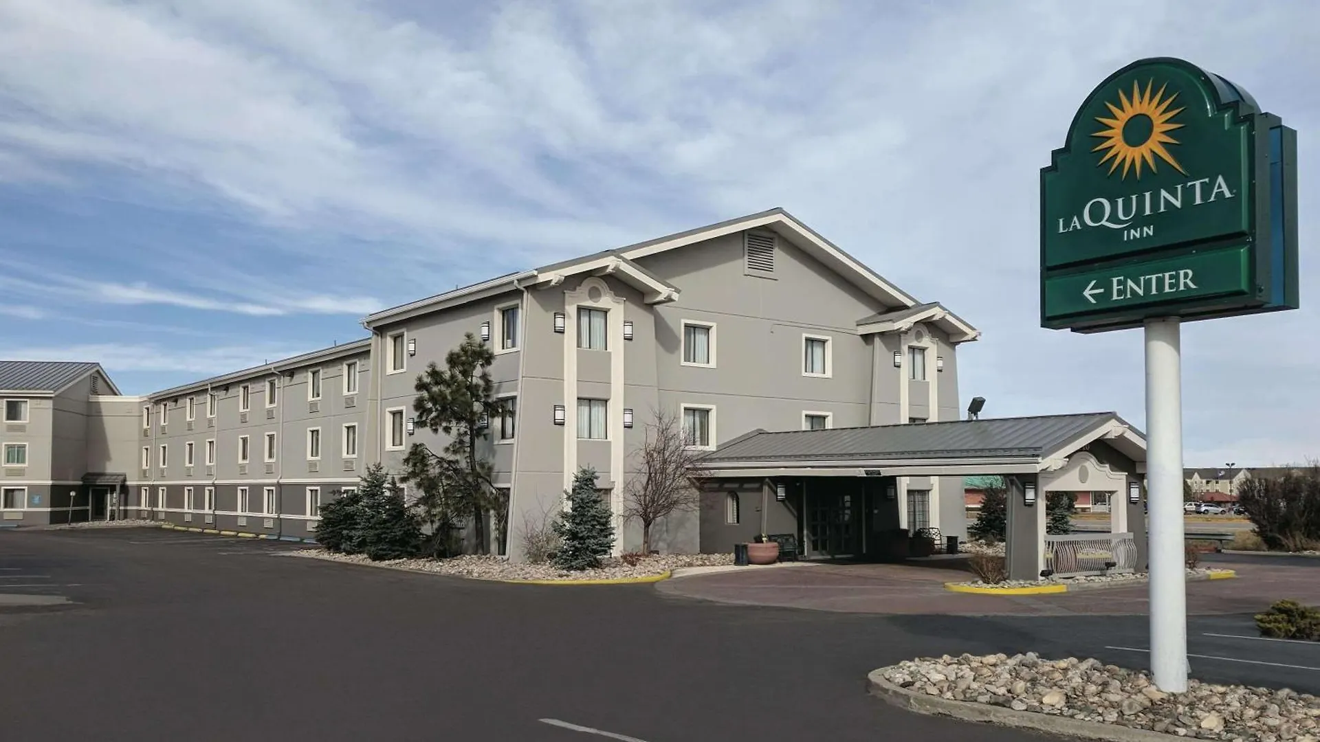 Staying Near the Old West Museum: 4 Airport Hotels Compared