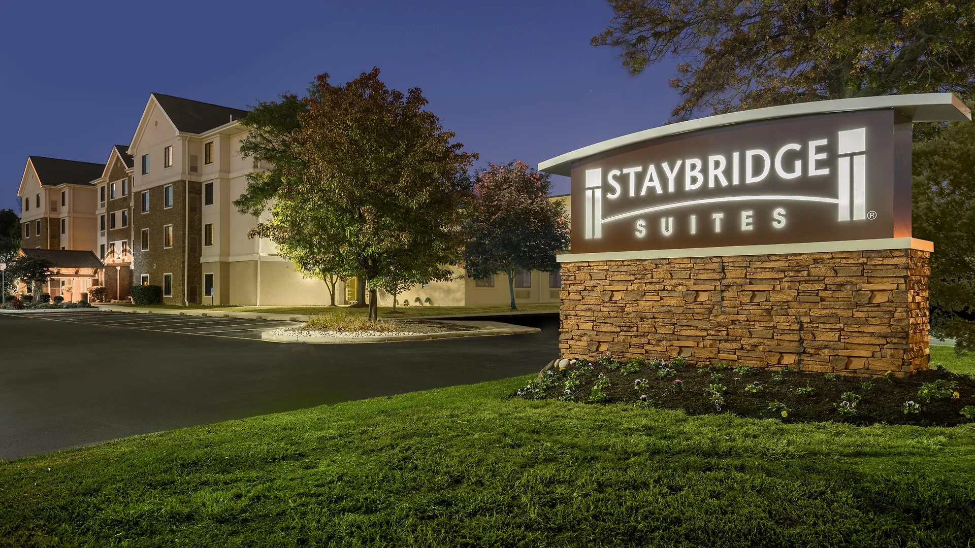 Staying Near Cue and Cushion Billiards: 2 Newark Hotels Compared