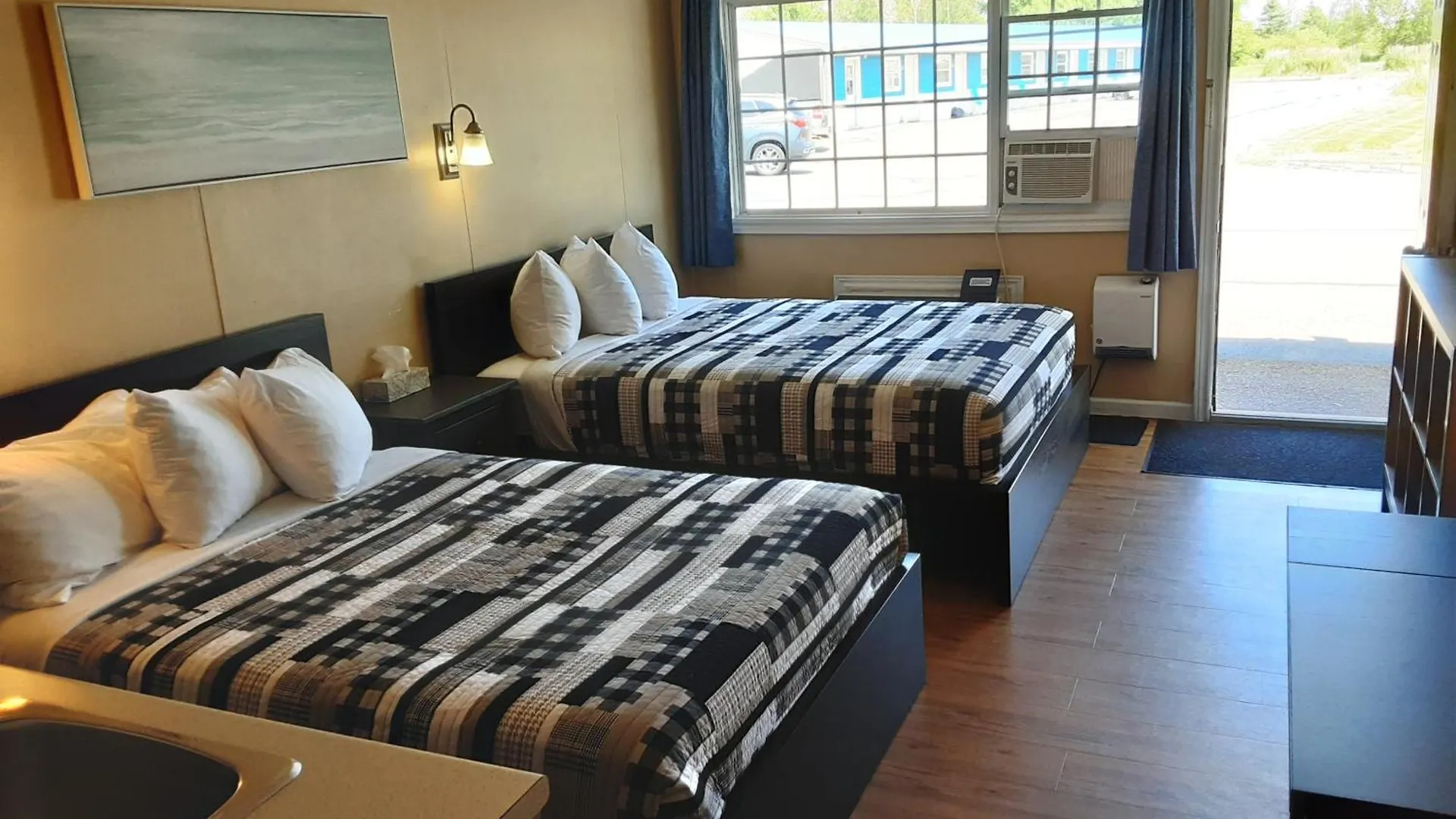 Staying In Bay of Fundy: 6 Budget Hotels Compared