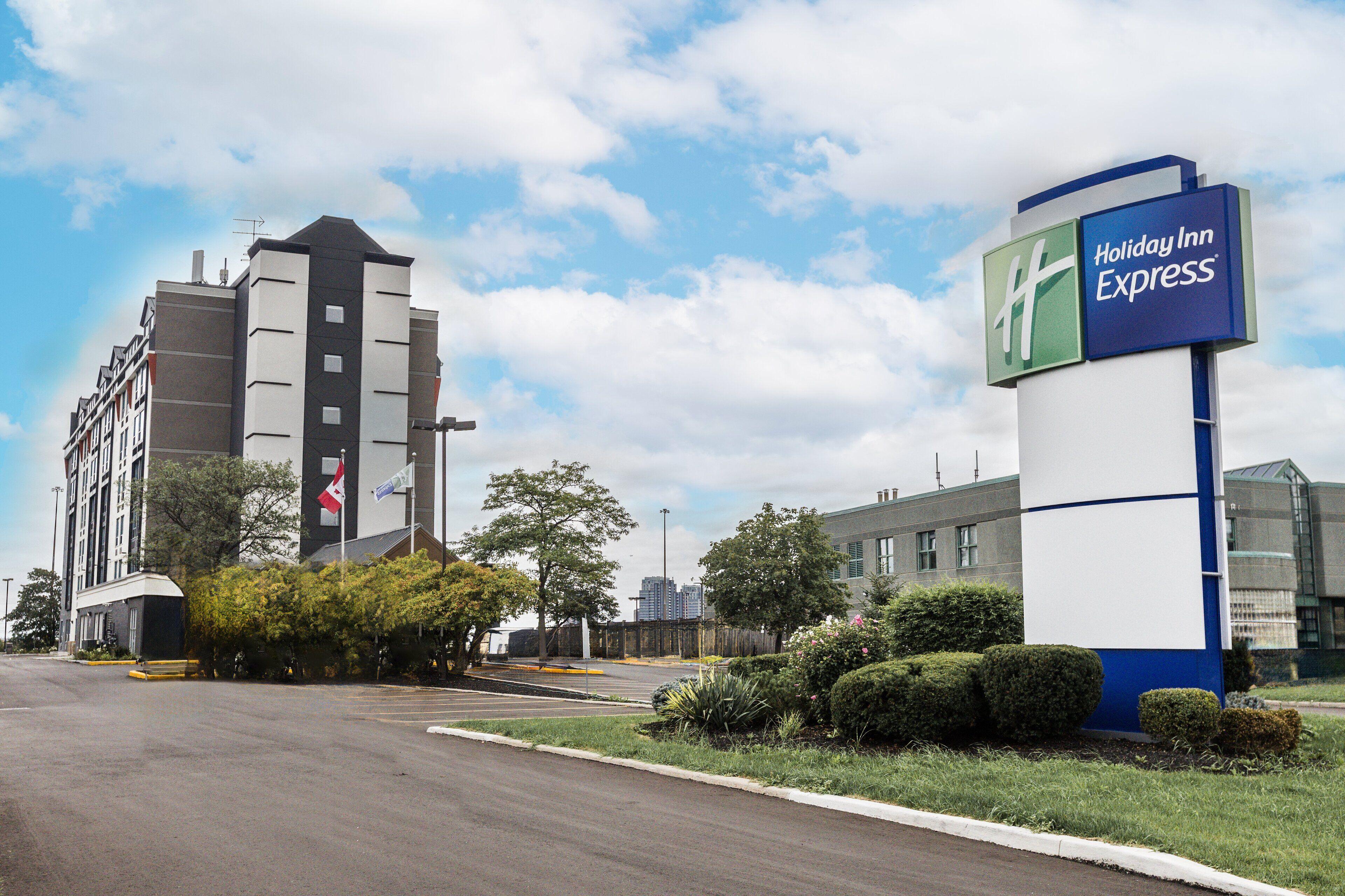 Staying In North York: 5 Budget Hotels Compared