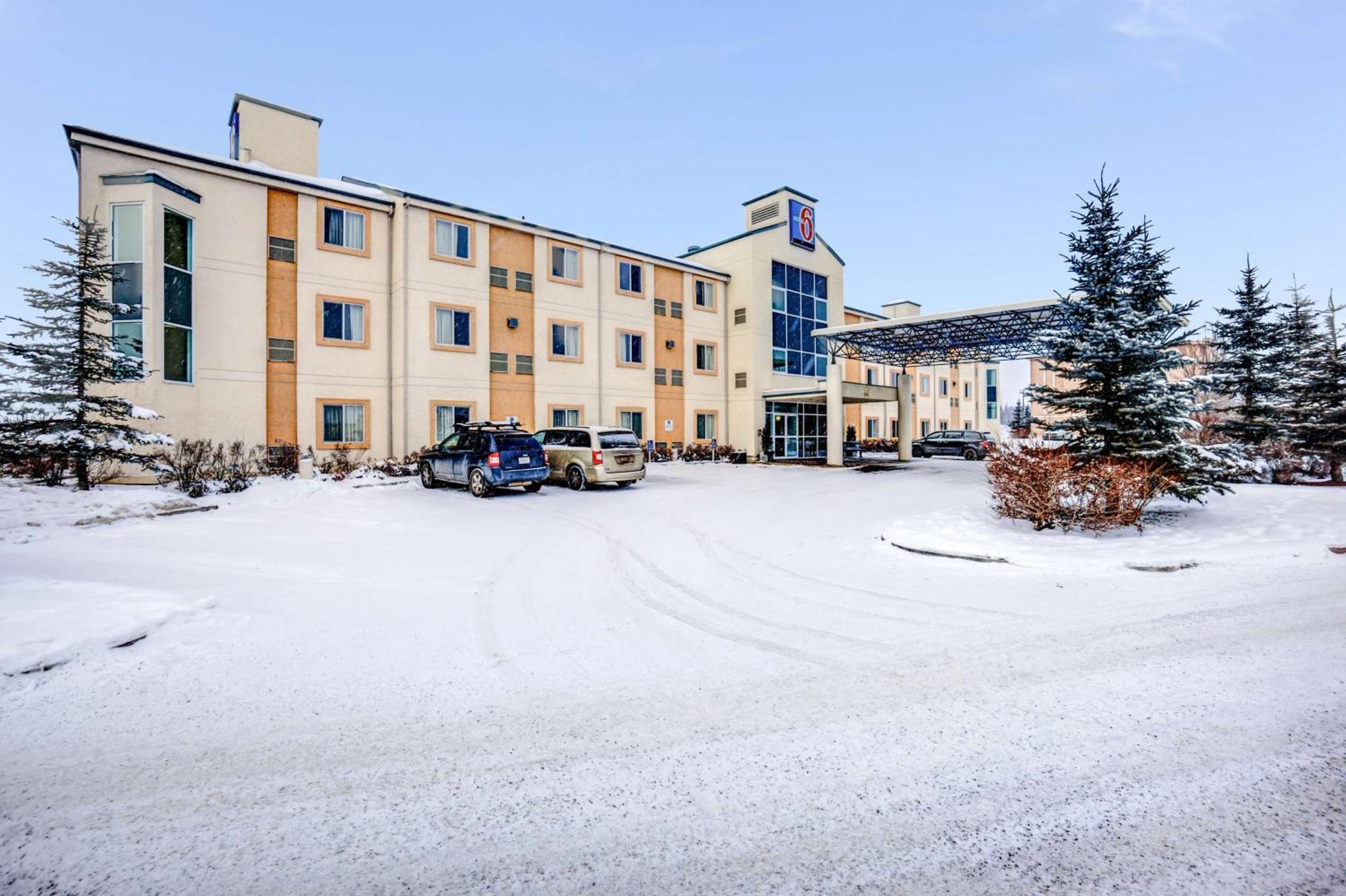 4 Business Hotels Close to Sunnybrook Farm Museum, Red Deer