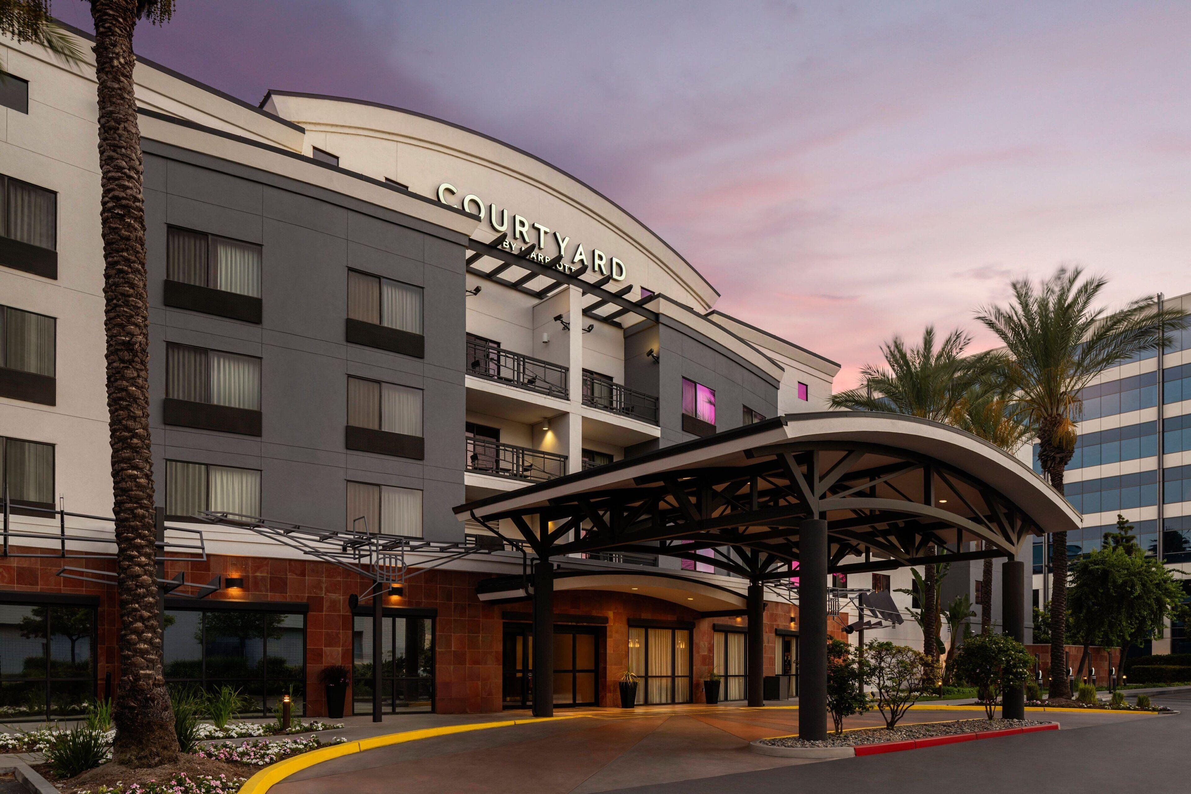 6 Business Hotels Close to Mann's Chinese Theatre in LA