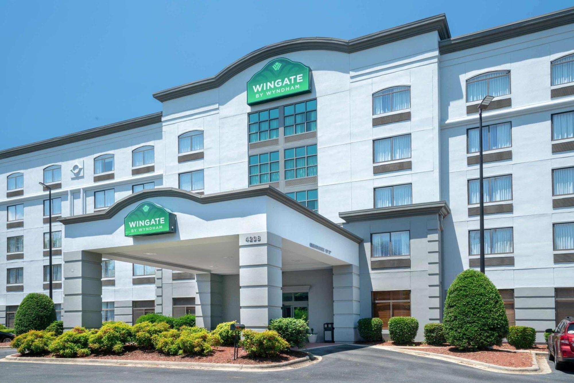 9 Business Hotels Near Carolinas Aviation Museum That Deliver