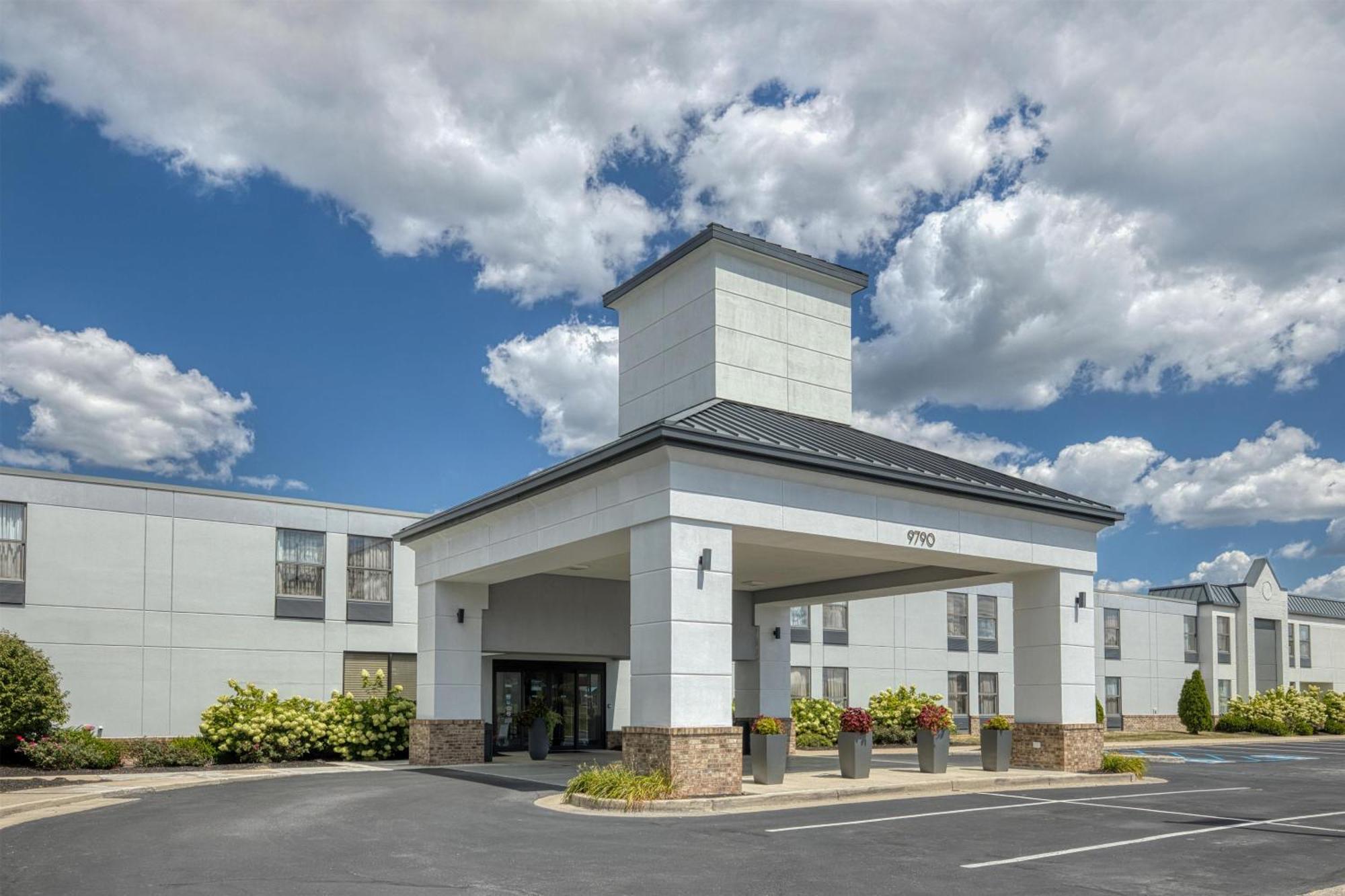 Where to Stay Near Hazel Landing Park: 9 Best Business Hotels