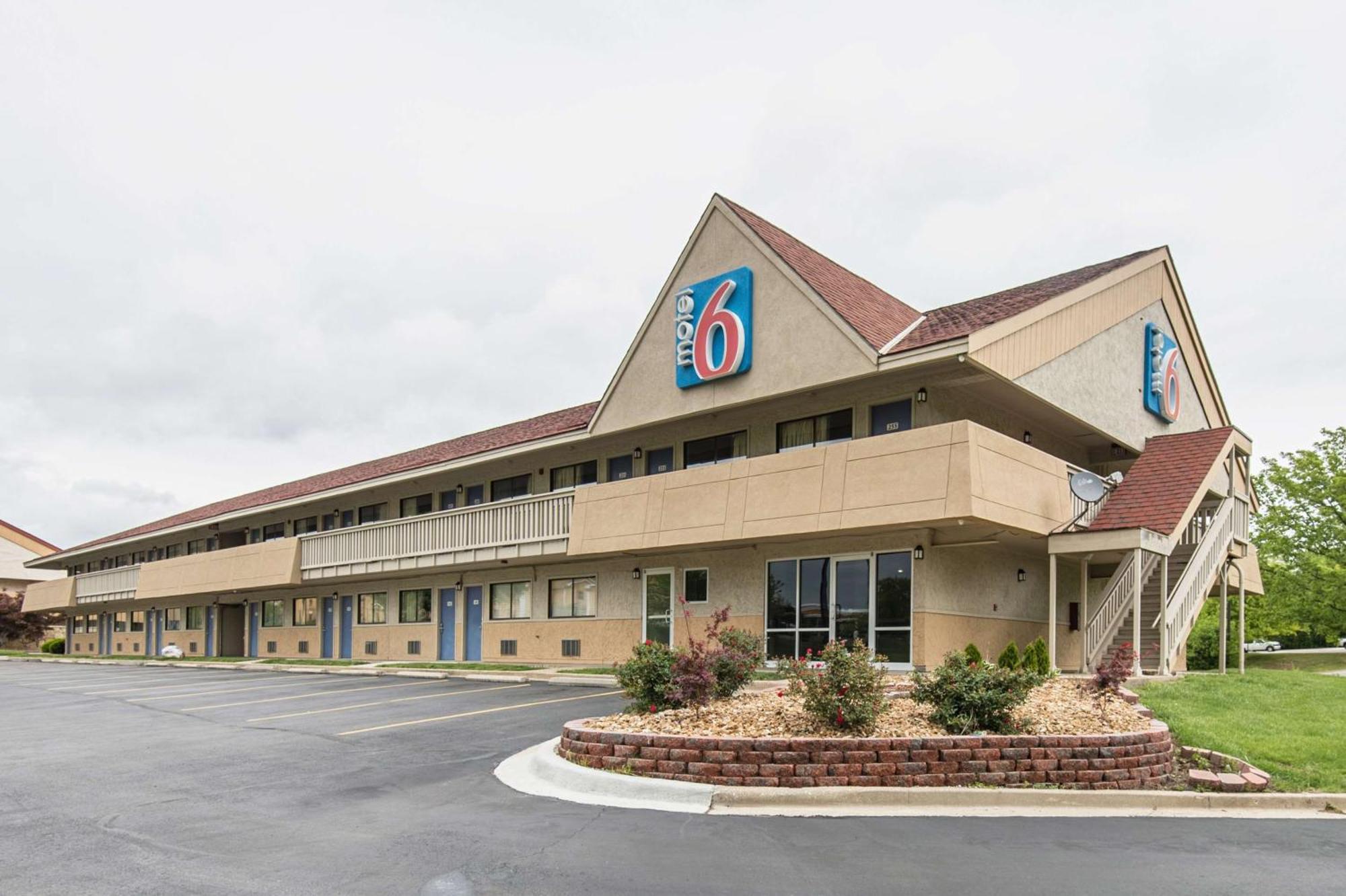 Staying Near Johnson County Parks and Rec: 6 Design Hotels Compared