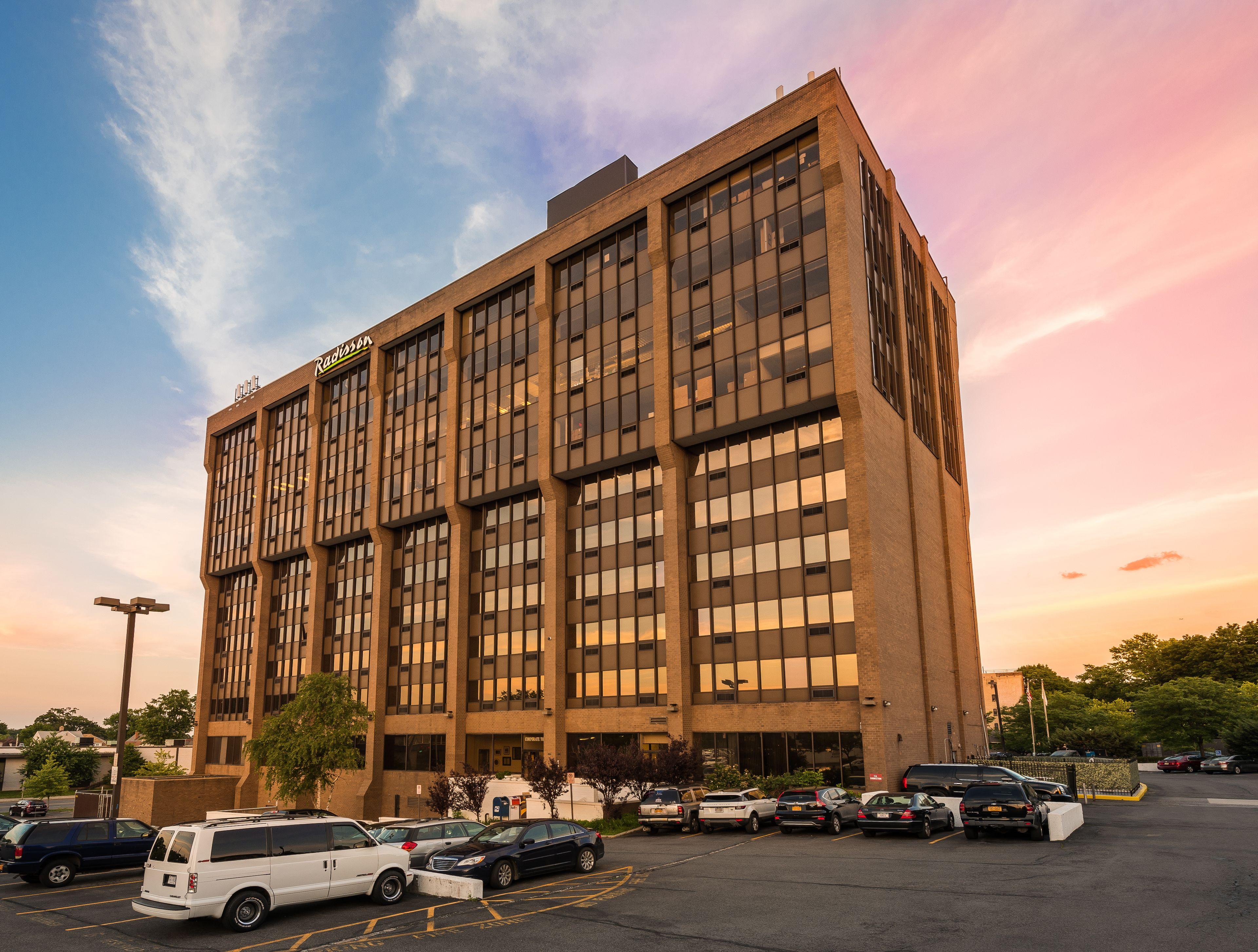 2 Hotels Near Glen Island Park That Deliver on Location